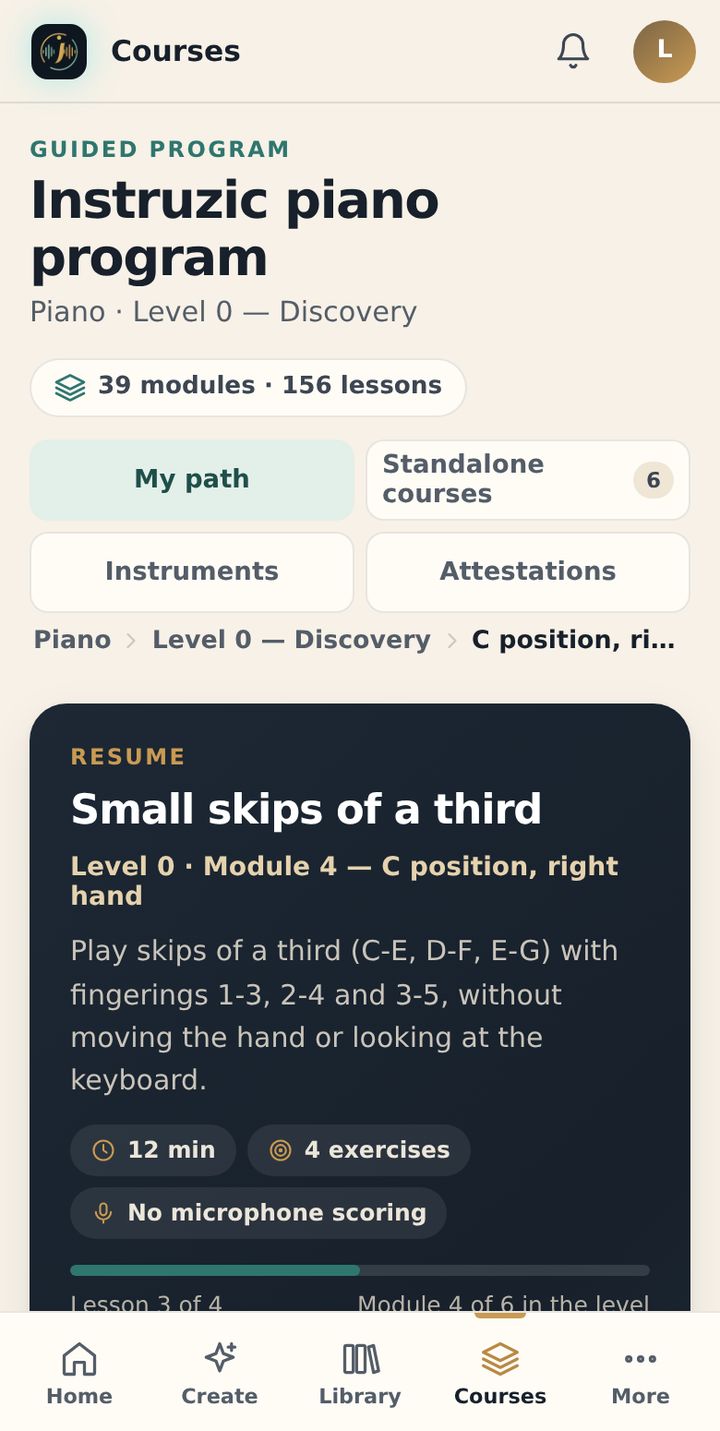 Instruzic web app on a phone, Courses screen: the piano program and the lesson to resume, “Small skips of a third”, with what it covers