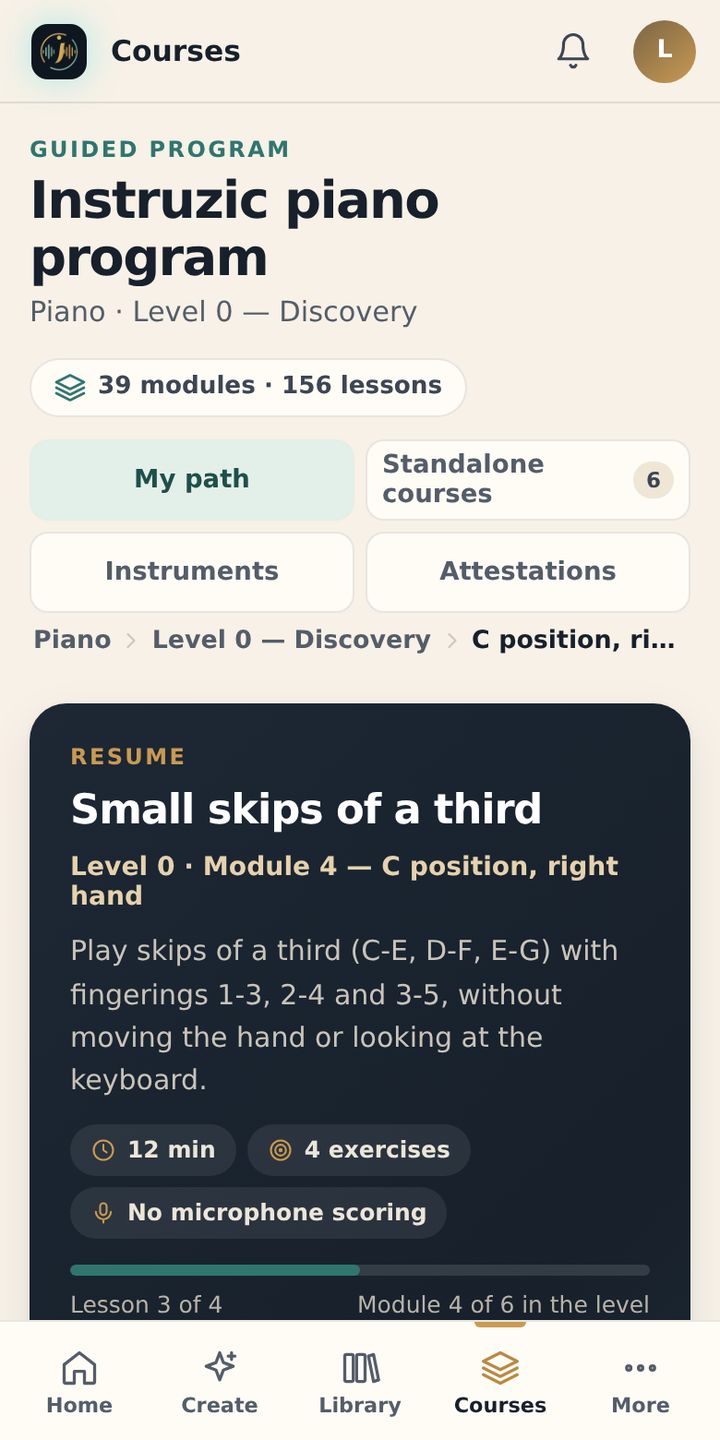 Courses screen on a phone: the piano program and the lesson to resume “Small skips of a third”