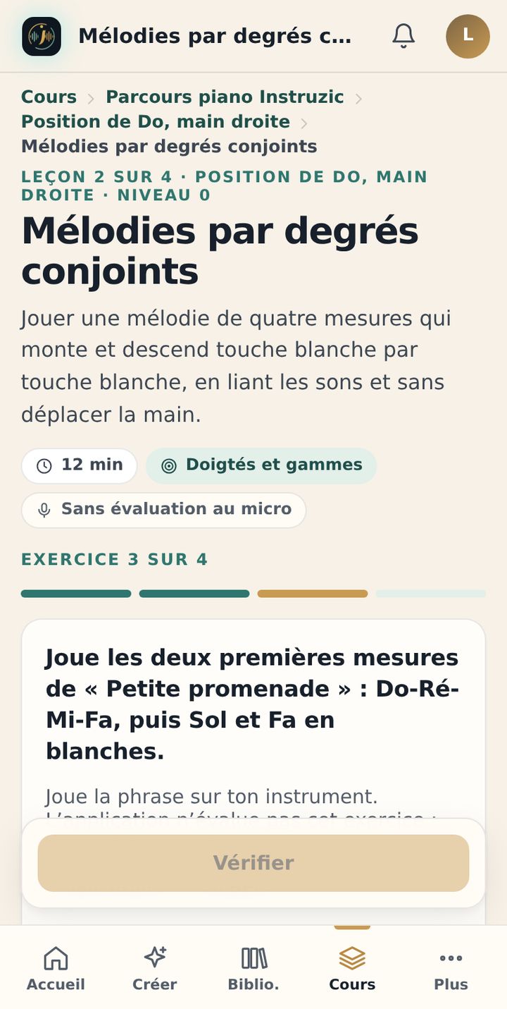 Application web Instruzic sur téléphone pendant la leçon « Mélodies par degrés conjoints » : la consigne « Joue les deux premières mesures de Petite promenade », la main droite et le tempo de 60