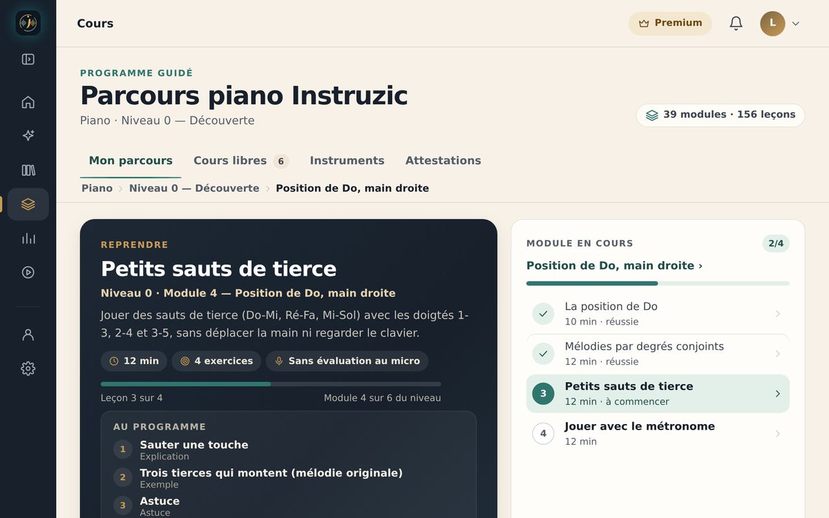 Écran Cours de l’application web : le parcours piano Instruzic (39 modules), la leçon à reprendre « Petits sauts de tierce » et le module en cours, deux leçons sur quatre